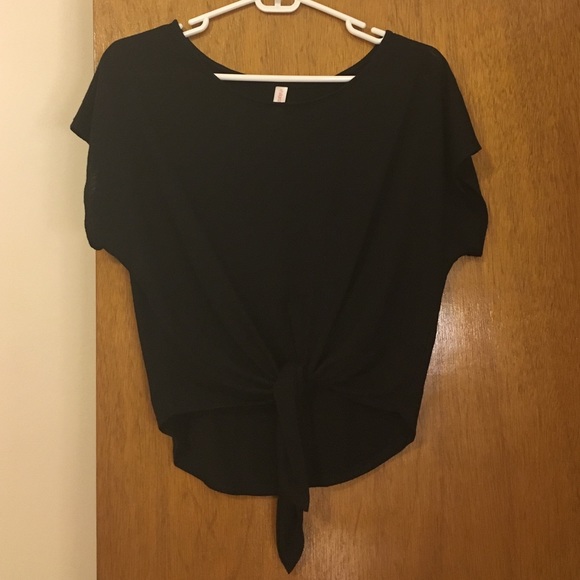 Black Short-sleeve Tie-up Tee!