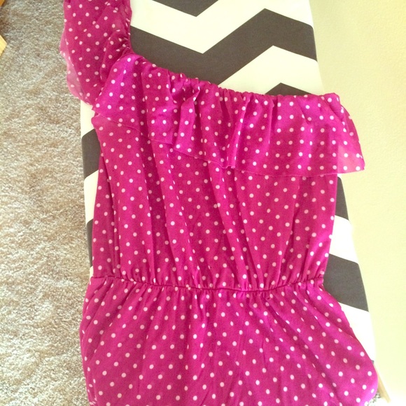 One-shoulder ruffle top polka dot