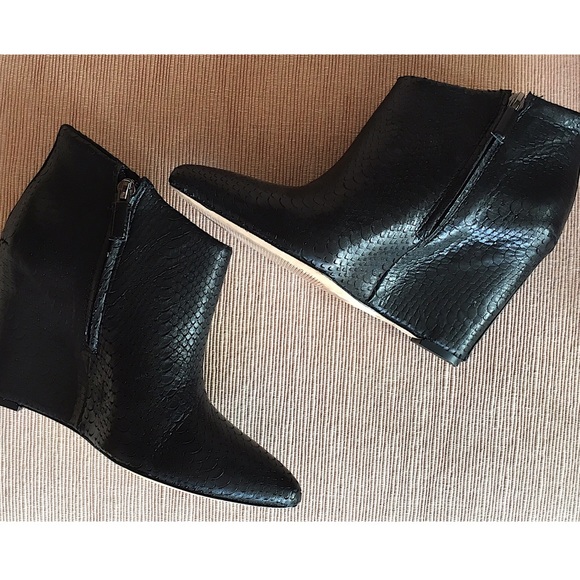 BCBGMAXAZRIA VADANS SNAKE WEDGE BOOTIE