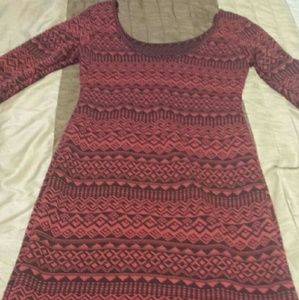 100 % polyester dress with quarter length sleeves