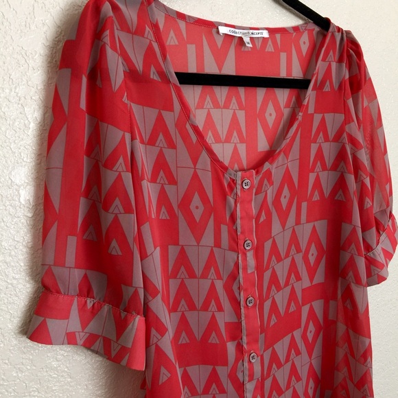 Fun patterned lightweight blouse. - Picture 2 of 4