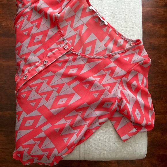Fun patterned lightweight blouse. - Picture 4 of 4
