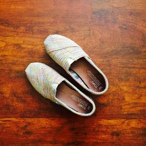 📦🔑MOVING SALE: Cream and colored striped TOMS.