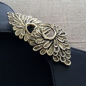 Leaf detail cinch belt.