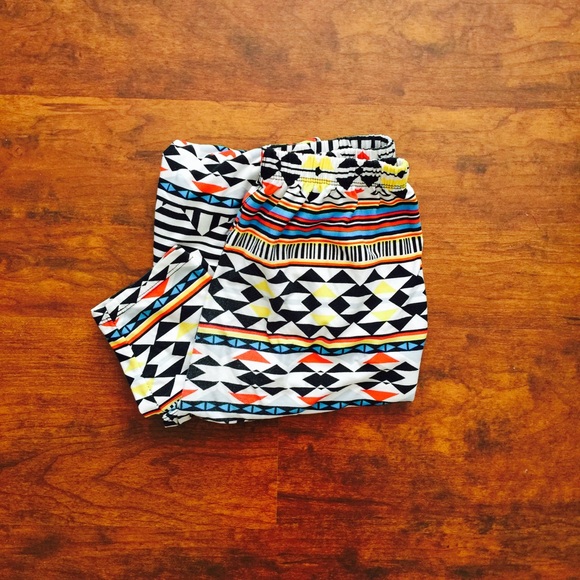 Geometric pattern leggings. - Picture 1 of 4