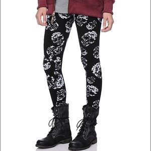 NEW | Zumiez leggings