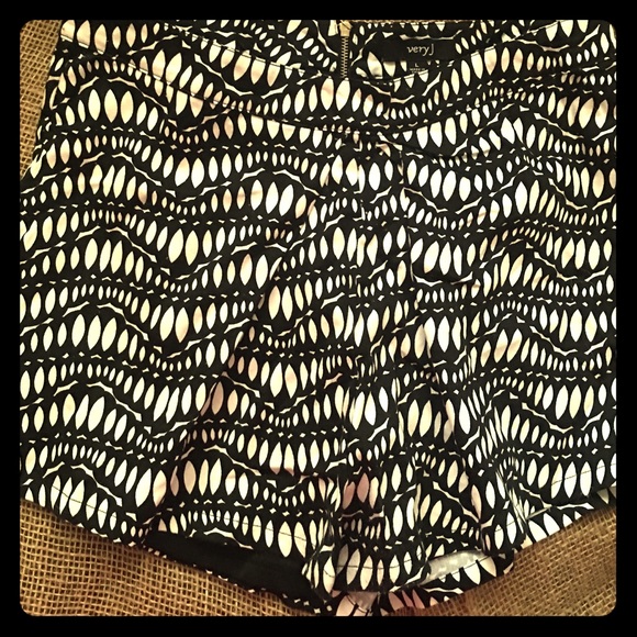 Tribal design pleated shorts - Picture 1 of 4