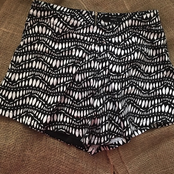 Tribal design pleated shorts - Picture 2 of 4
