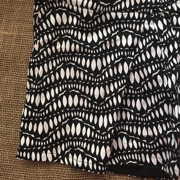 Tribal design pleated shorts - Picture 3 of 4