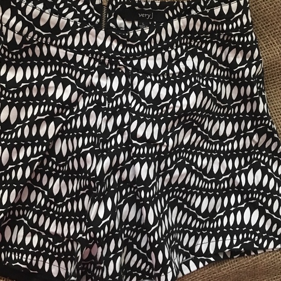 Tribal design pleated shorts - Picture 4 of 4