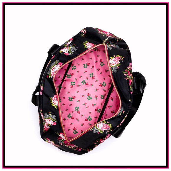 🎉HP🎉✨Betsey Johnson Quilted Floral Weekend Bag✨ - Picture 3 of 4