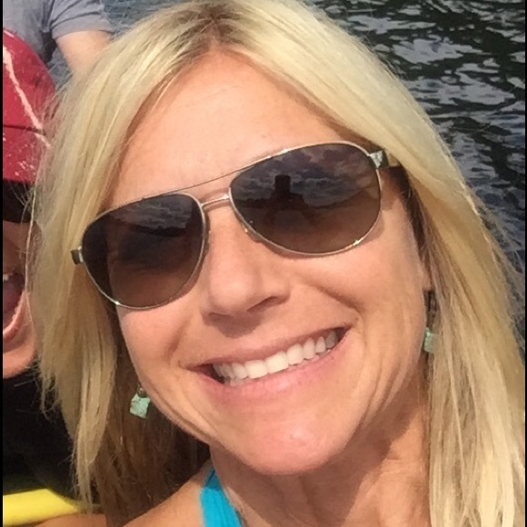 Meet your Posher, Hillary - Picture 2 of 2