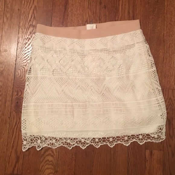 American Eagle white lace skirt with pink band