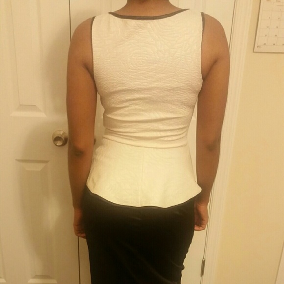 Sleeve-less peplum top - Picture 2 of 3