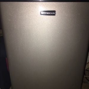 ✨Emerson mini fridge✨
