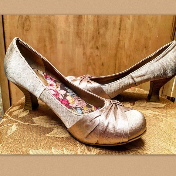 Jellypop Foy Womens Dress Shoes Nude Shantung 6.5