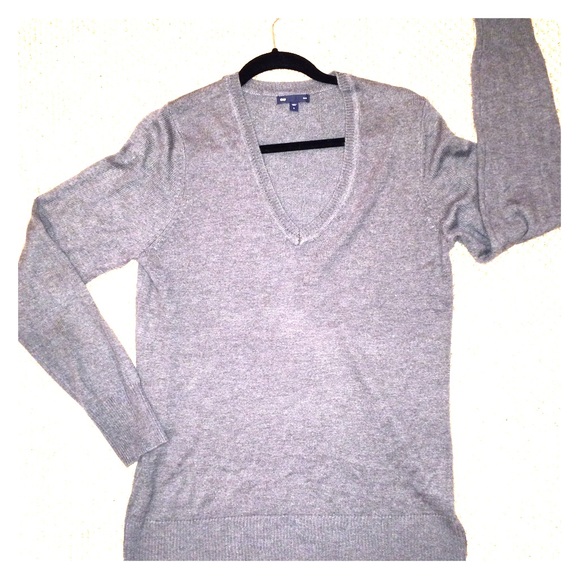 Gray Gap V-neck sweater