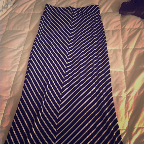 Maxi skirt no size fits like a S/M new w/out tags