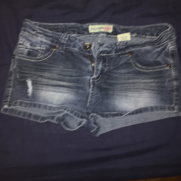 Short shorts - Picture 1 of 2