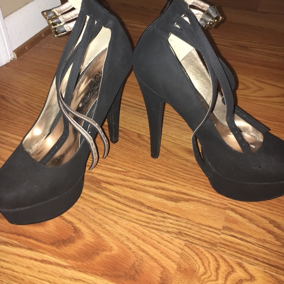 Triple strap pumps