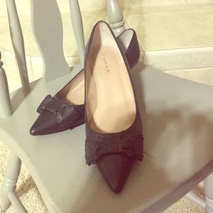 Tahari black kitten heels