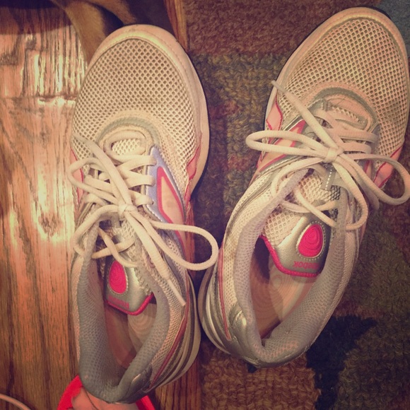 Toning walking shoes