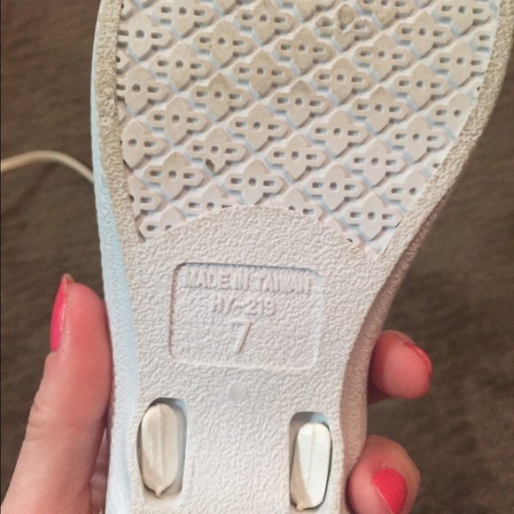 White bejeweled flip flops - Picture 4 of 4