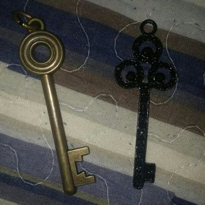 NWOT Necklace Key Charms