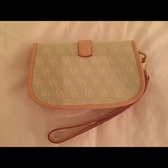 Dooney & Bourke Green Signature Canvas Wristlet - Picture 2 of 4