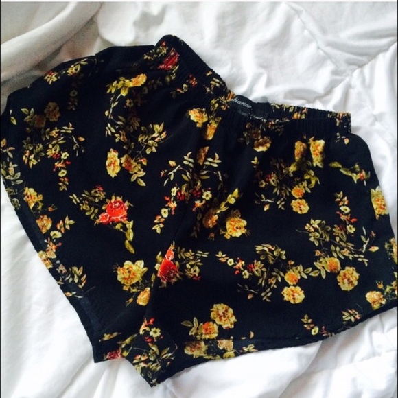 Black Floral Flowy Shorts!🍂 - Picture 2 of 3