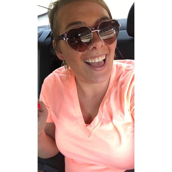 Meet your Posher, Nicole - Picture 1 of 1