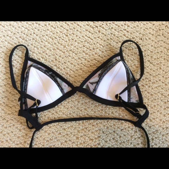 PATTERNED TARGET TOP (NEVER WORN) - Picture 2 of 4