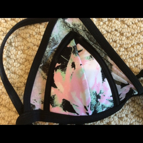 PATTERNED TARGET TOP (NEVER WORN) - Picture 3 of 4