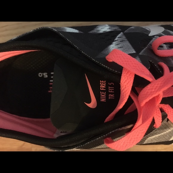 BRAND NEW! Nike Free Women's tr fit print - Picture 2 of 4