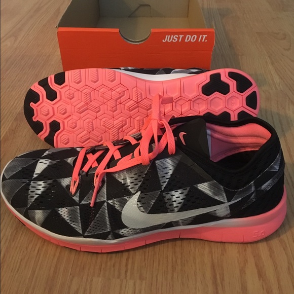 BRAND NEW! Nike Free Women's tr fit print - Picture 3 of 4