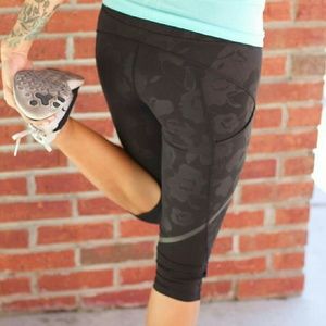 Lululemon Hop to it crops flat inky floral 10