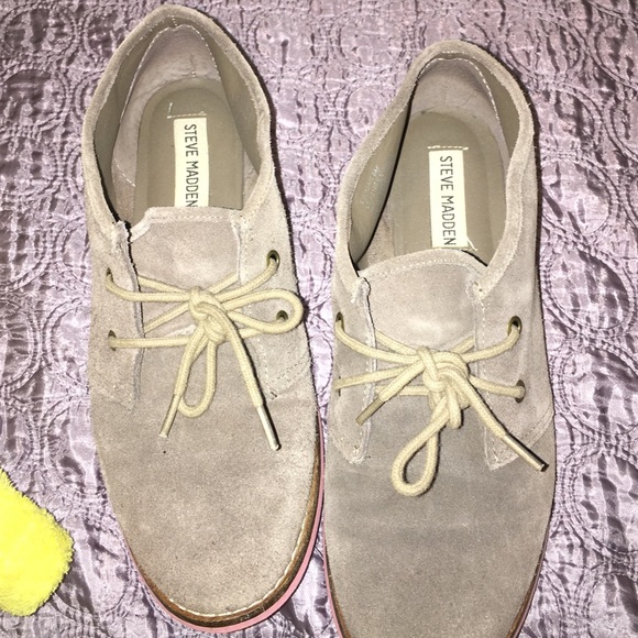Sued closed shoes