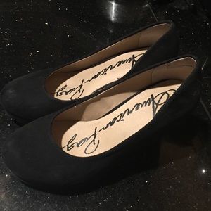 American rag black wedge pumps