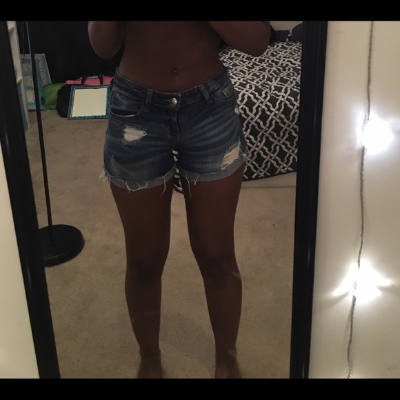 Distressed denim shorts - Picture 3 of 4