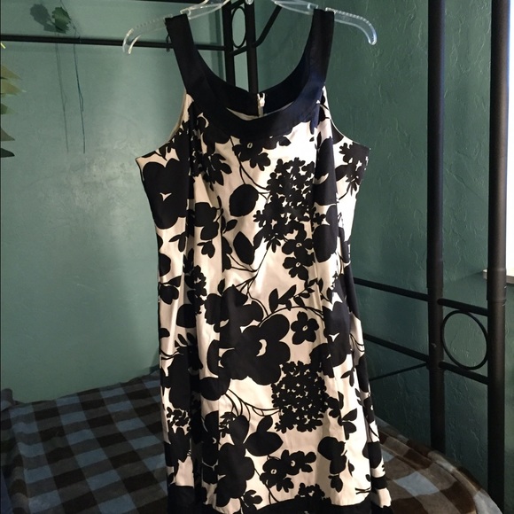 EUC dress great for work or fun.