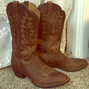 Brown Ariat pointed toe cowgirl boots