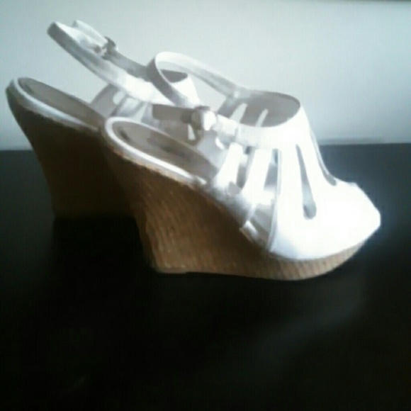 White slit pumps