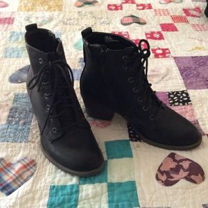 White Mountain Sz 7 Combat like Black Ankle Boots