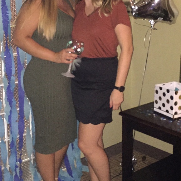 TOBI SCALLOPED HEM SKIRT - Picture 2 of 3