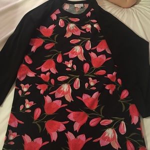 LuLaRoe Randy Tee - M - black with black sleeves