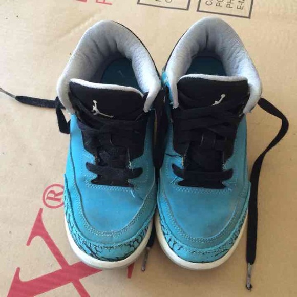 Boy jordan retro 3 size 1Y