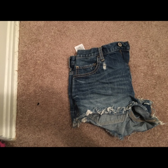 Hollister cut off jeans - Picture 3 of 4