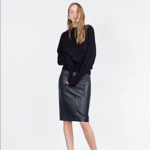 NEW - Zara Navy leather skirt.  Amazing fit