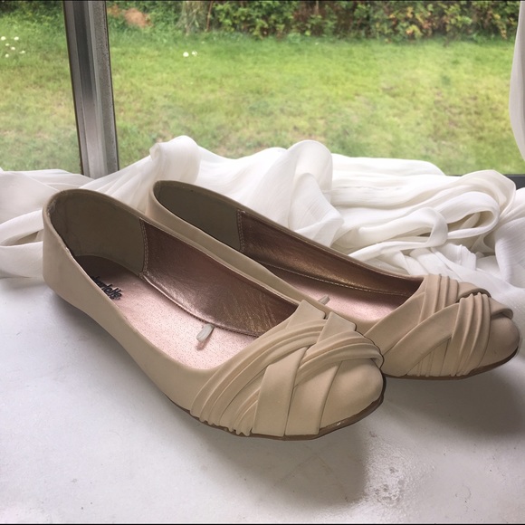 Cream colored flats! ♥️