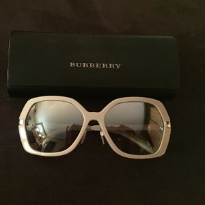 🎉HP🎉Burberry sunglasses